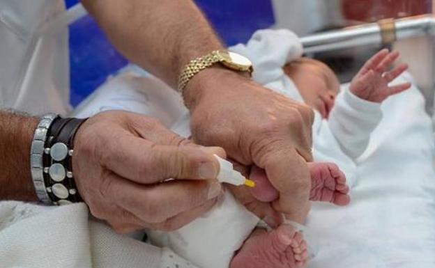 Para que se hace la prueba del talon en los bebes